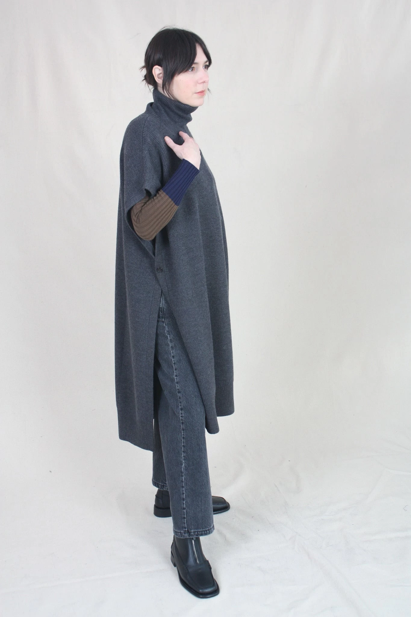 Aver Poncho Lead Grey - Image 2