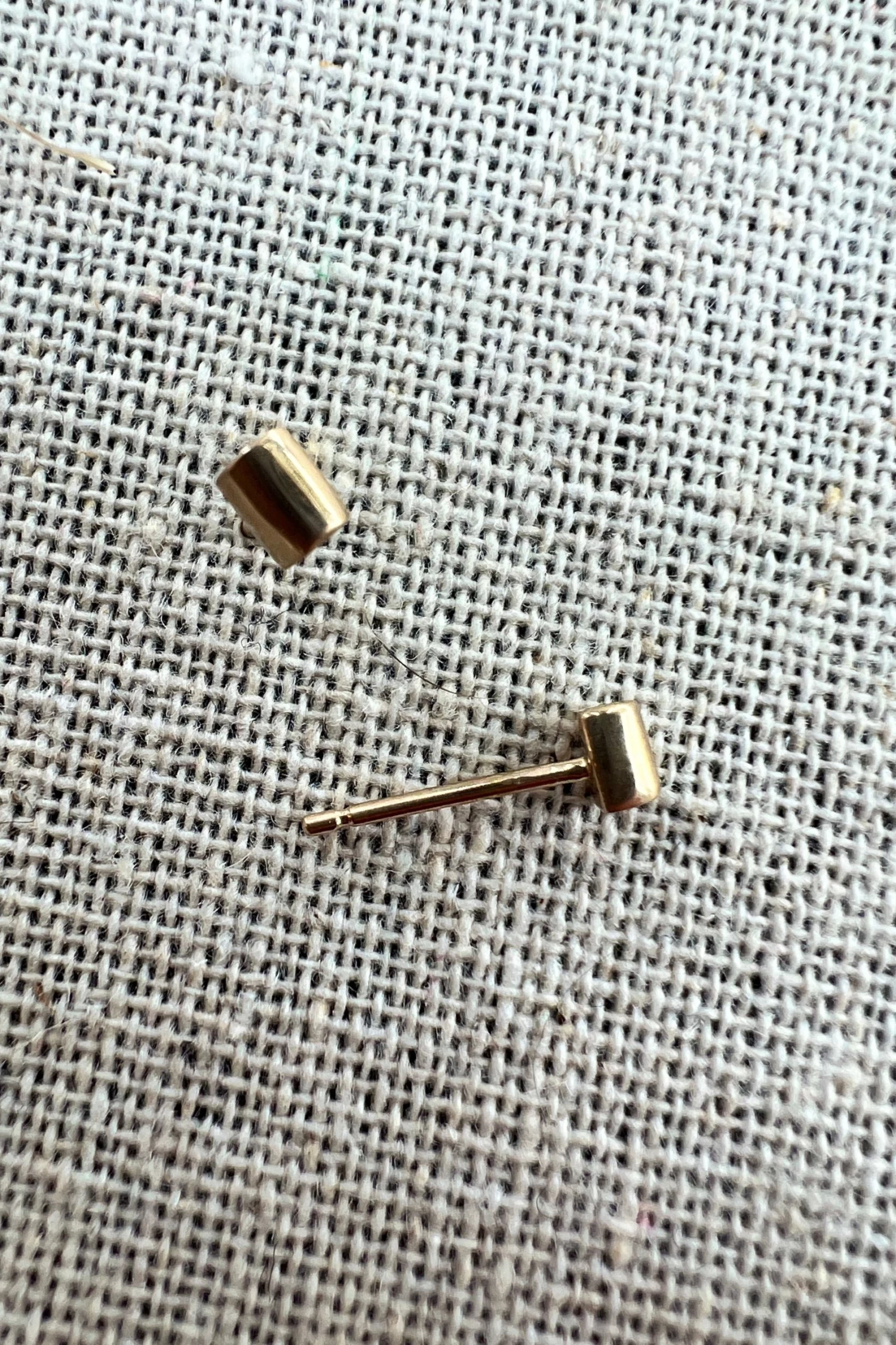 Short Rounded Bar Earring Gold